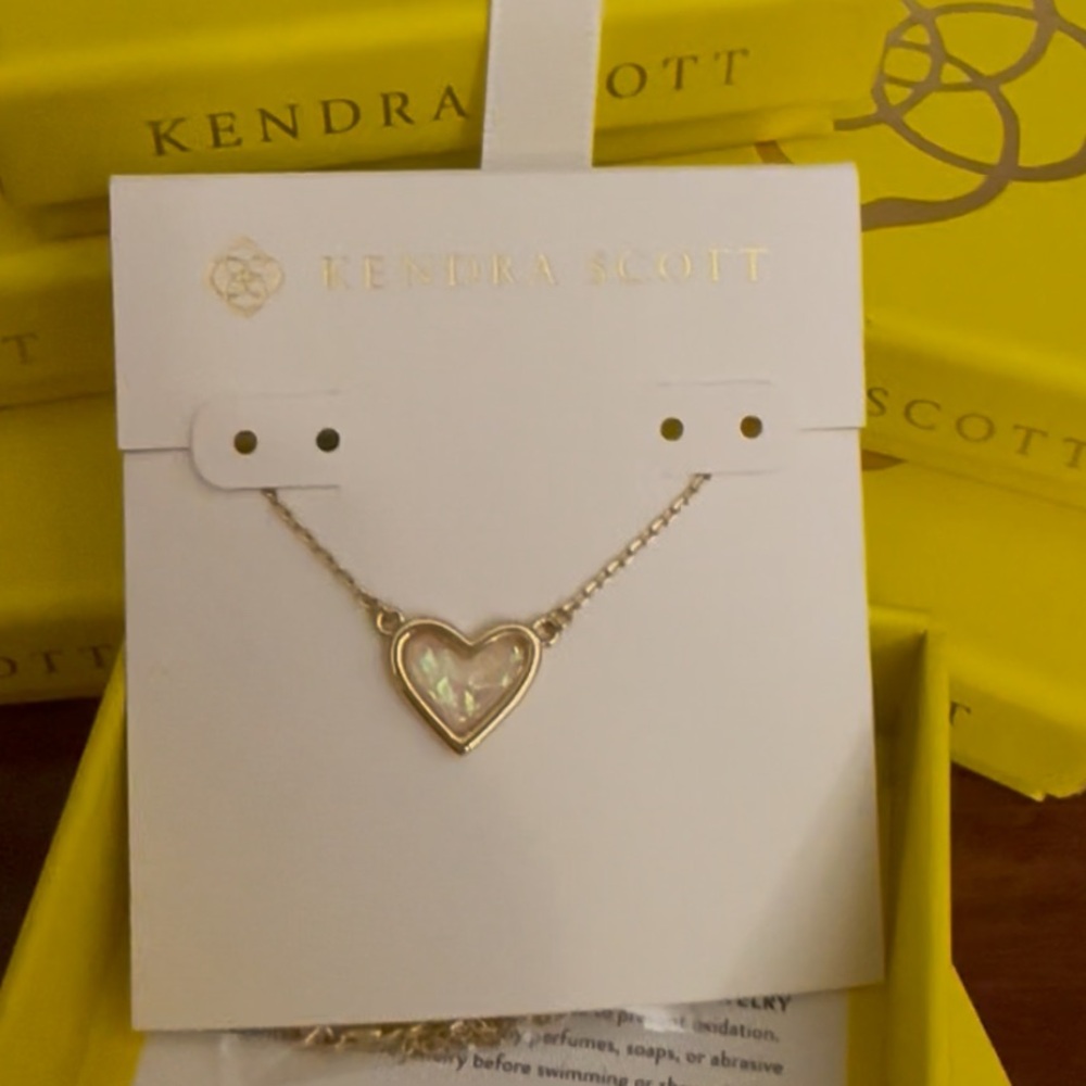 Kendra Scott Framed Ari Heart Gold Short Pendant Necklace in White NEW - Picture 1 of 7